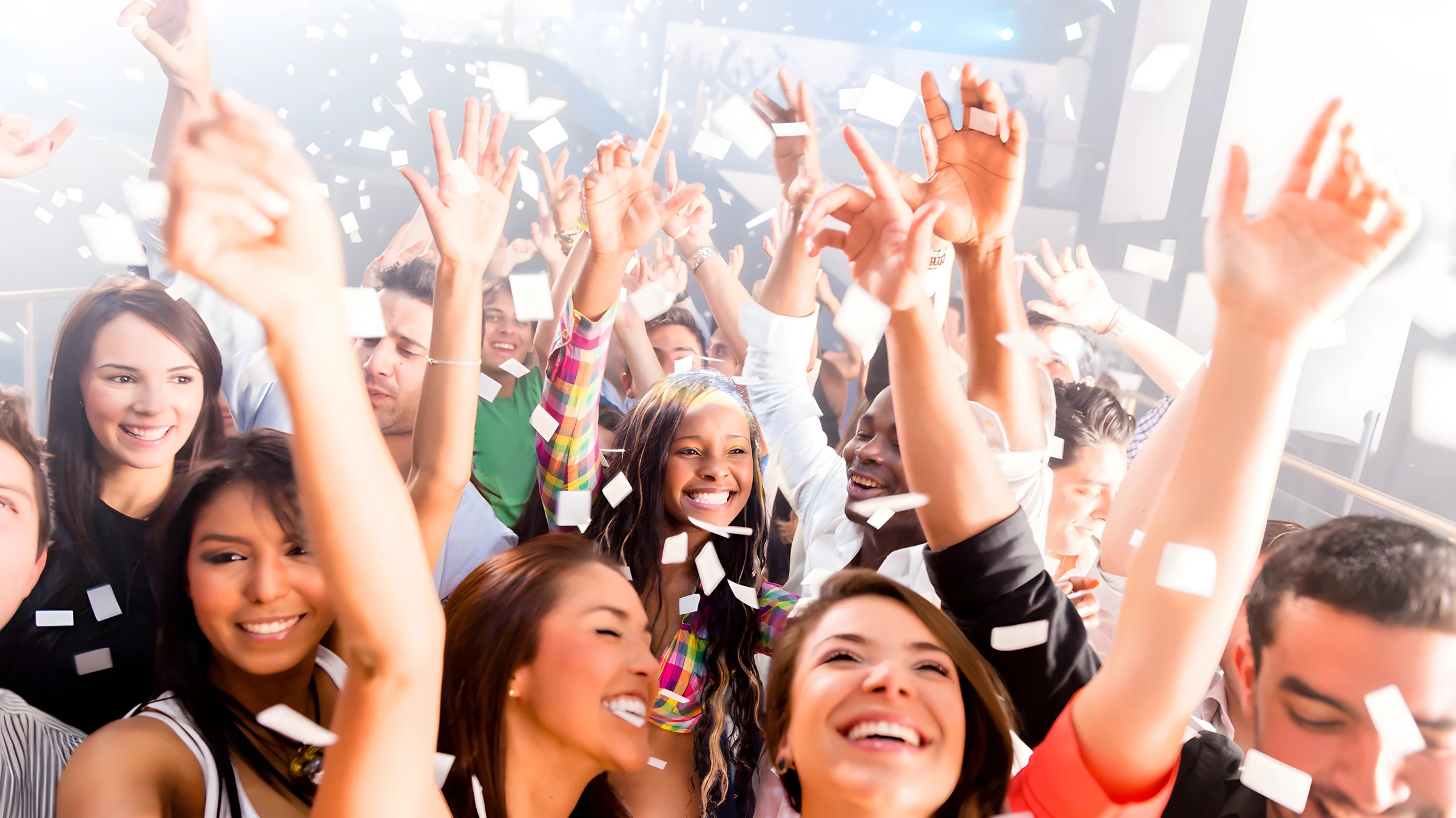 Feestende mensen met confetti op een feest.