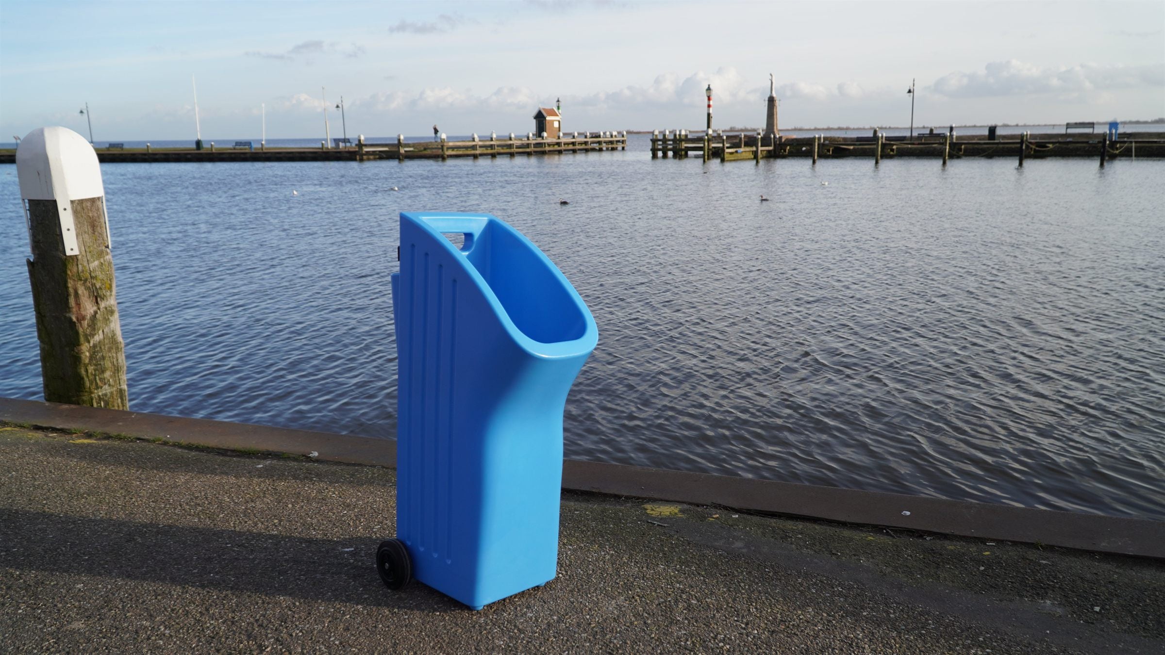 Het Easy Peezy urinoir op de kade, met de haven op de achtergrond.