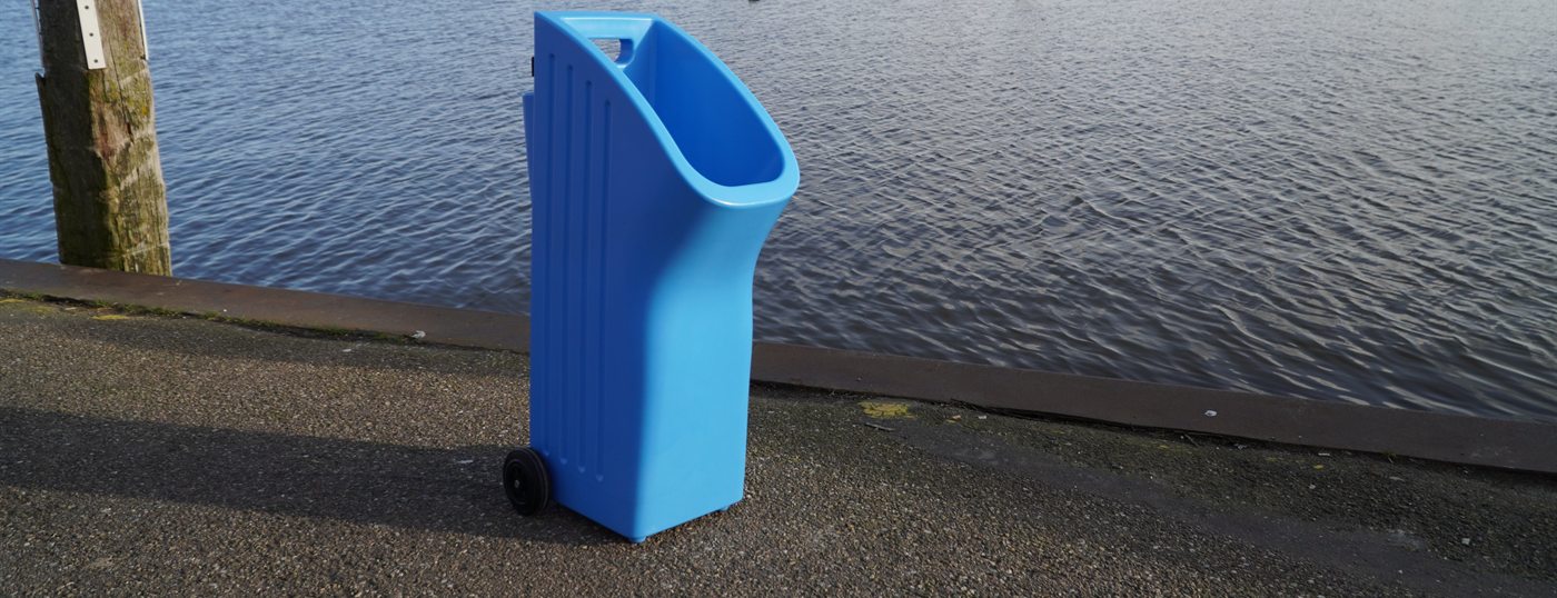 Het urinoir op de kade aan het water, zonder voorzieningen in de buurt.